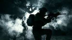 Dos solados en batalla rodeados de humo